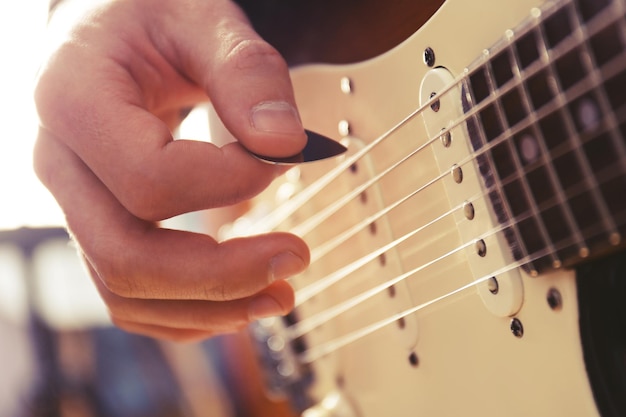 Homme avec guitare libre