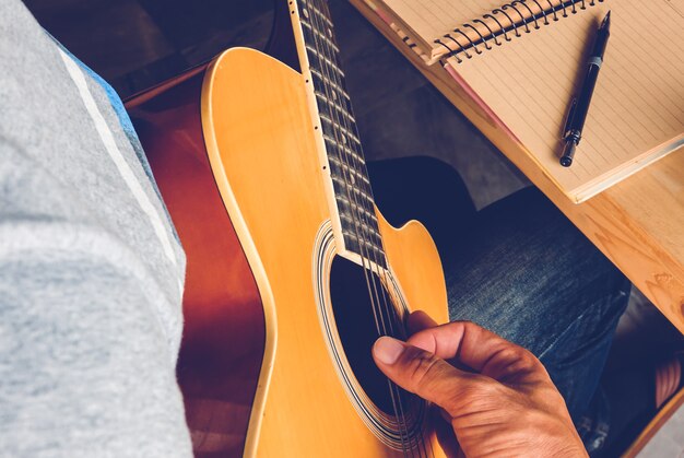 Un homme avec une guitare qui compose