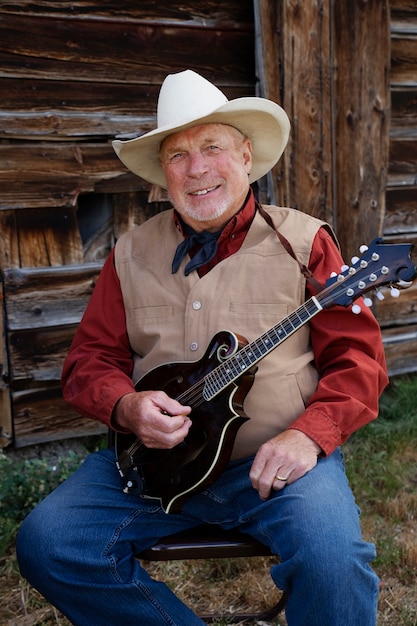 Photo homme avec guitare se prépare pour un concert de musique country