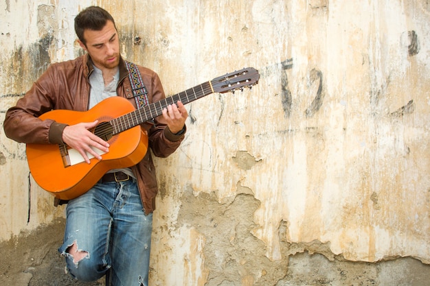 homme avec guitare style urbain