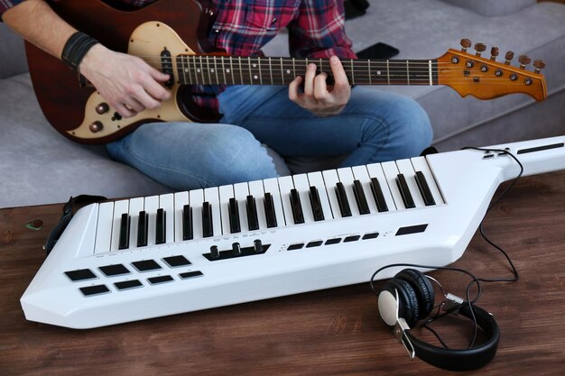 Homme avec guitare et synthétiseur libre