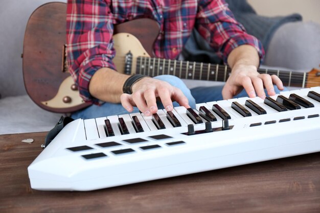 Homme avec guitare et synthétiseur libre