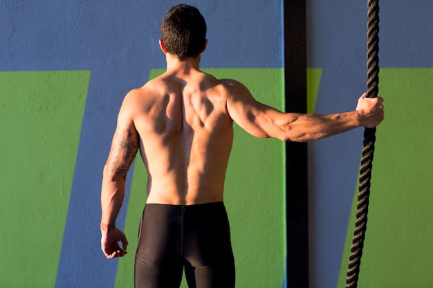 Homme de gym Crossfit tenant à la main une corde d&#39;escalade