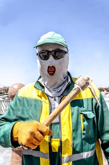 Un homme avec une hache à la main