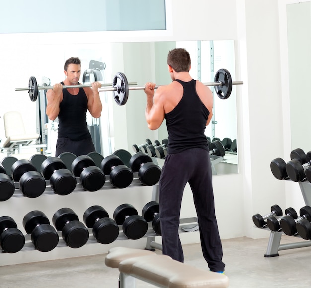 homme avec haltère gym équipement de musculation