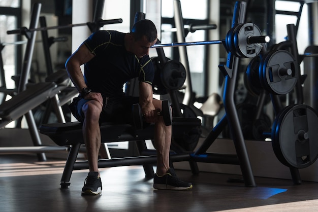 Homme avec des haltères exerçant des biceps