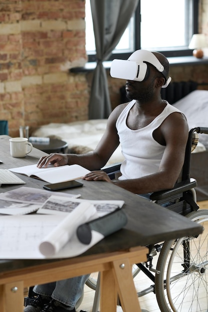 Homme handicapé apprenant avec des lunettes VR