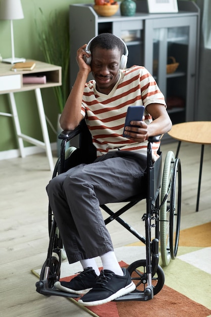 Homme handicapé écoutant de la musique à la maison