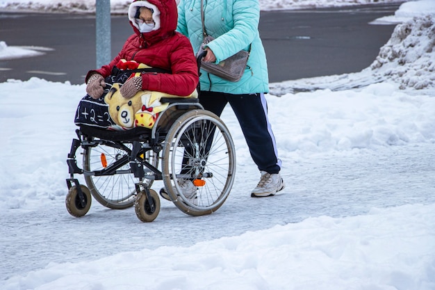 L'homme handicapé a un espoir. Il est assis dans un fauteuil roulant.