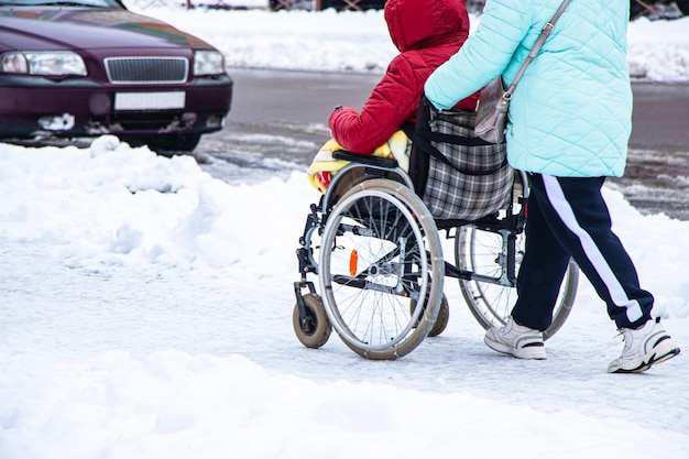 L'homme handicapé a un espoir. Il est assis dans un fauteuil roulant.