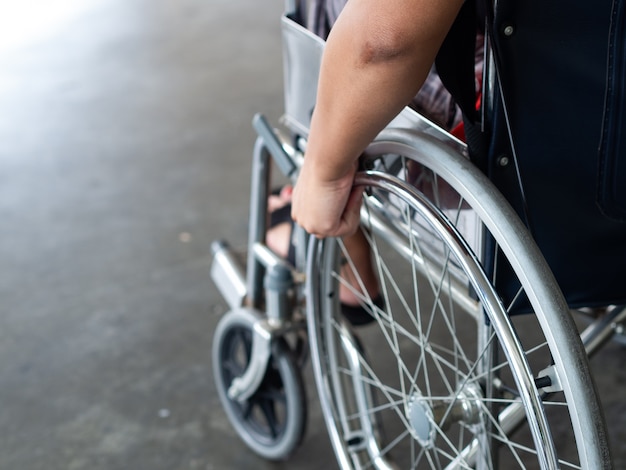 Un homme handicapé est assis dans un fauteuil roulant.