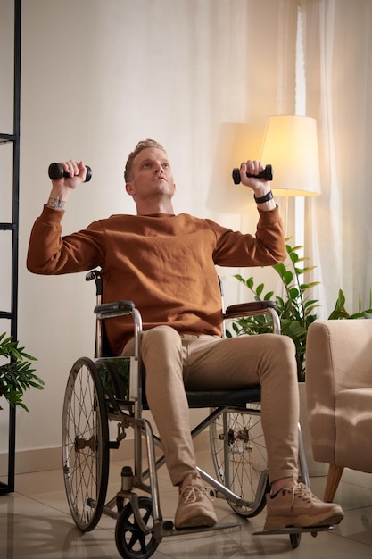 Homme handicapé faisant de l'exercice