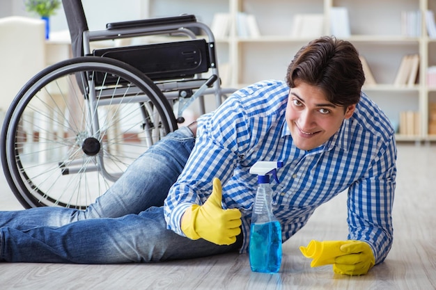 Homme handicapé en fauteuil roulant nettoyant la maison