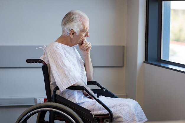 Homme handicapé en fauteuil roulant