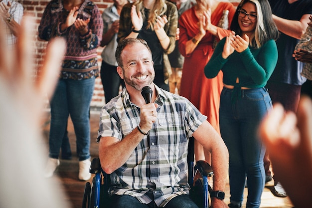 Homme handicapé parlant au micro dans un atelier