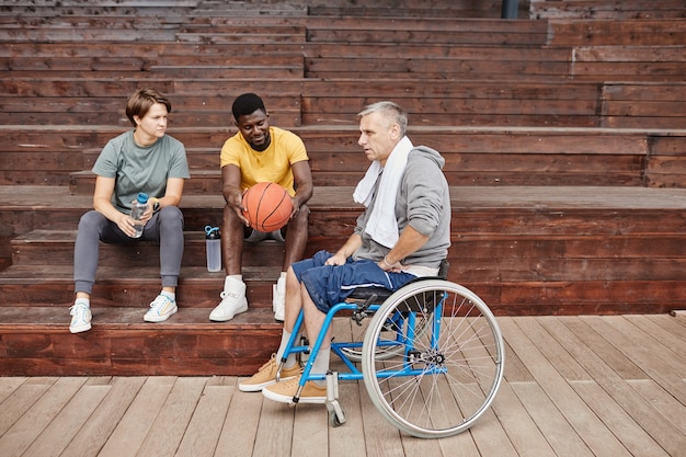 Homme handicapé parlant du match de basket