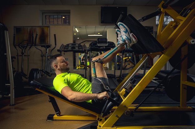 Homme handicapé s'entraînant dans la salle de gym du centre de réadaptation