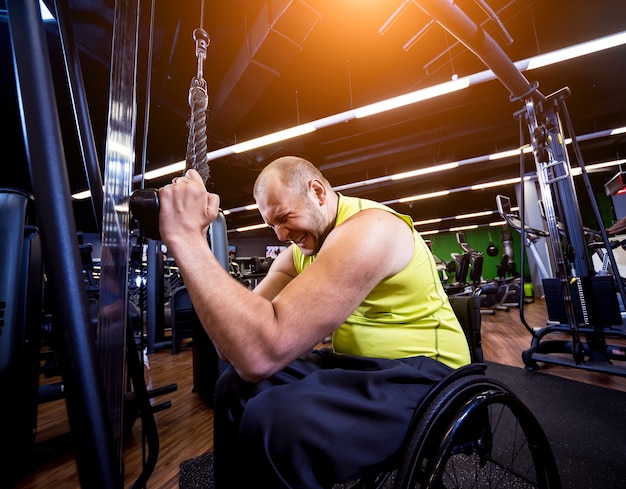 Photo homme handicapé s'entraînant dans la salle de gym