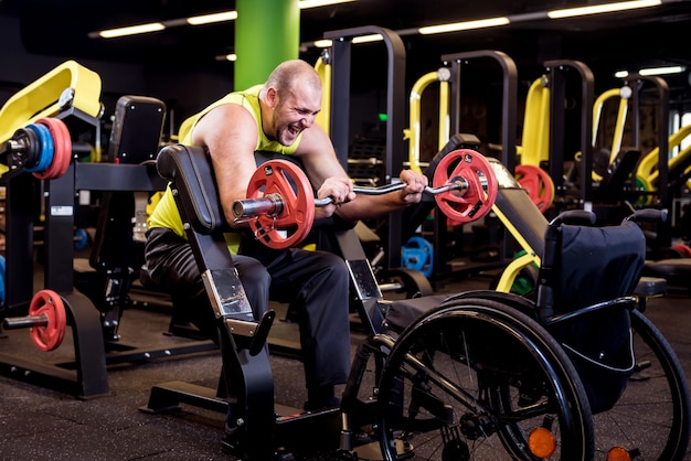 Homme handicapé s'entraînant dans la salle de sport du centre de rééducation