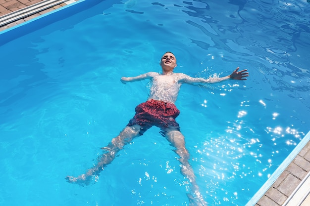 Homme handicapé se refroidissant dans la piscine