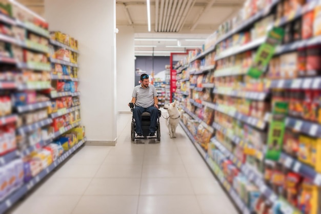 Un homme handicapé avec son chien d'assistance