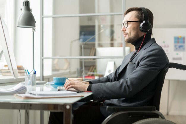 Homme handicapé travaillant à la table