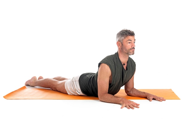 homme et hatha yoga asana devant fond blanc