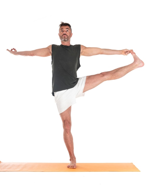 homme et hatha yoga asana devant un fond blanc