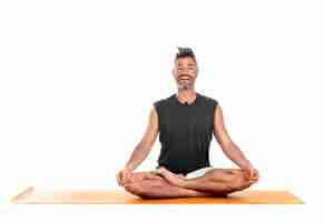 Photo homme et hatha yoga asana devant un fond blanc