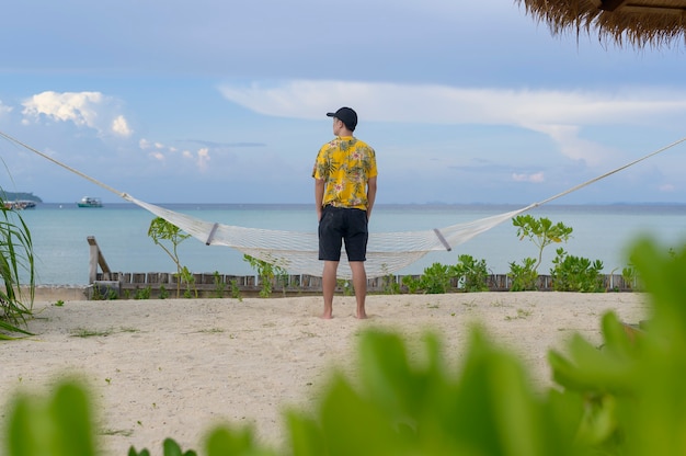 Un homme heureux appréciant et relaxant sur la plage