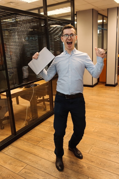 Homme heureux après entretien d'embauche au bureau