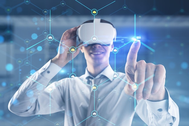 Homme heureux attrayant avec des lunettes VR pointant vers un motif hexagonal brillant créatif avec de minuscules cadenas sur le fond flou de l'intérieur du bureau Concept de sécurité numérique et pare-feu Double exposition