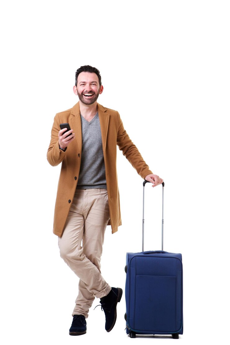 Photo homme heureux au corps entier avec un téléphone portable et une valise sur un fond blanc isolé