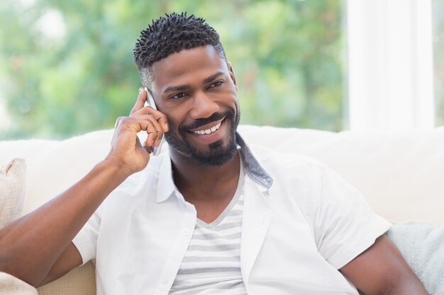 Homme heureux au téléphone