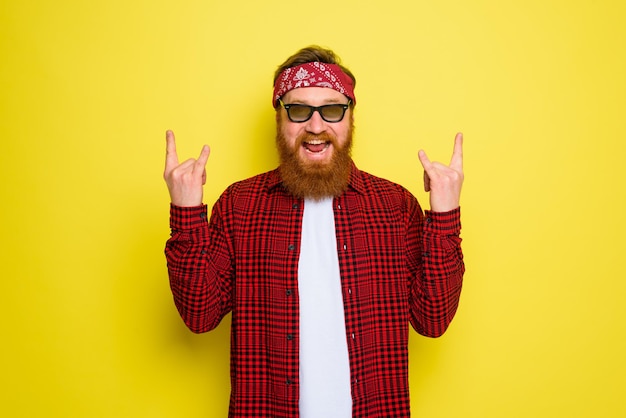 Homme heureux avec barbe et bandana en tête