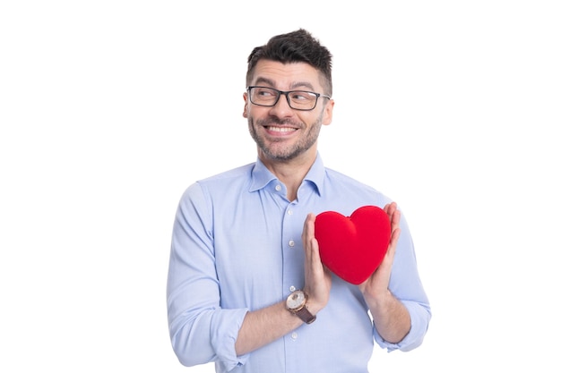 Homme heureux avec le coeur de la Saint-Valentin isolé sur blanc homme avec le coeur de la Saint-Valentin en studio homme avec le coeur de la Saint-Valentin sur fond blanc photographie d'homme avec la couleur rouge du coeur de la Saint-Valentin