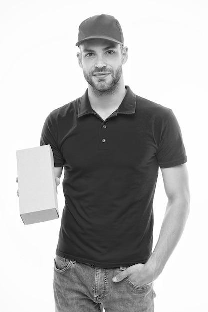 Photo homme heureux avec colis postal isolé blanc livraison de votre achat cadeaux pour les vacances livraison de services de messagerie carrière de vendeur et de messagerie service de messagerie et de livraison postier livreur