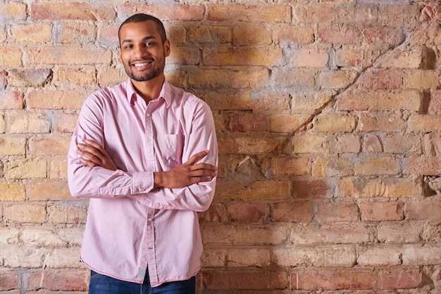 Homme heureux dans une chemise rose