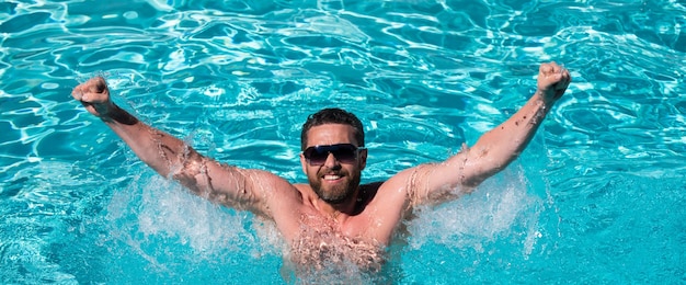 Homme heureux dans la piscine vacances d'été homme piscine station balnéaire gars dans l'eau