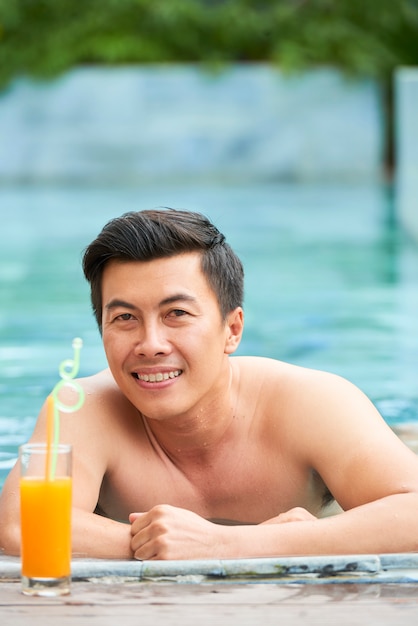 Homme heureux dans la piscine