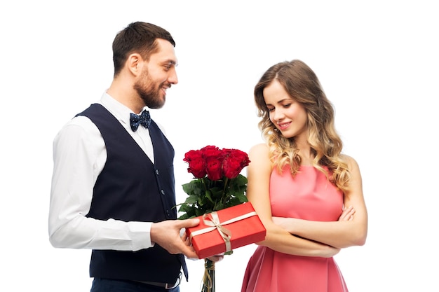 un homme heureux donnant des fleurs et des cadeaux à une femme