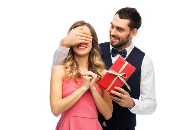 Un homme heureux donne à une femme un cadeau surprise.