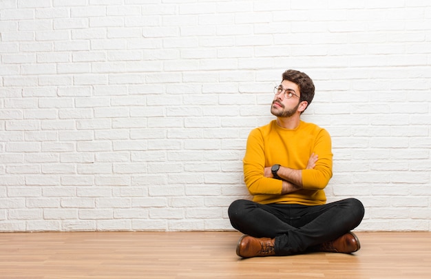 Homme heureux, excité, surpris ou choqué, souriant et étonné de quelque chose d'incroyable