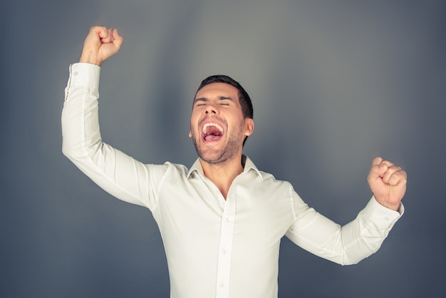 Un homme heureux avec une expression délicieuse de son visage