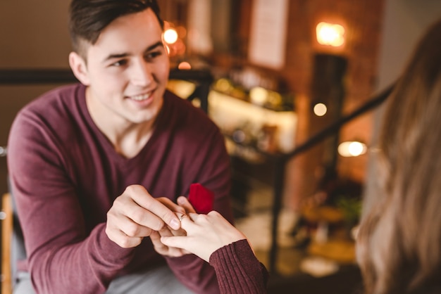 L'homme heureux fait une offre de mariage à sa petite amie