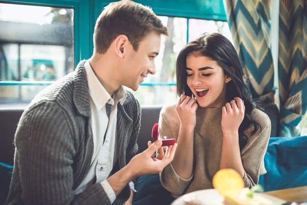 L'homme heureux fait une proposition à sa petite amie dans le restaurant