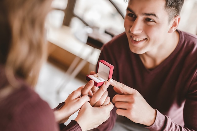 Photo l'homme heureux fait une proposition à sa petite amie