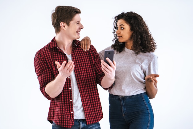 L'homme heureux et une femme téléphone sur fond blanc