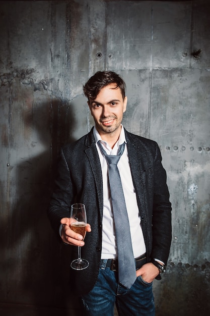 Homme heureux en fête avec verre de champagne