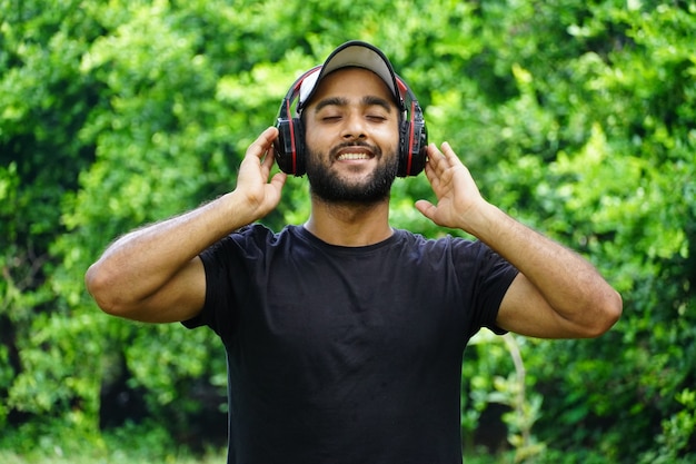 Homme heureux avec l'image du casque